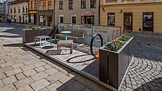 První parklet v Jihlav stojí v Palackého ulici ped kavárnou Stella. Posezení...