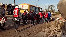Ruská armáda zveejnila video z evakuace civilist v Azovstalu
