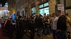 Ulice V kolkovn� v noci. Vrátilo se do stavu p�ed covidem a op�t se prom�nilo v...