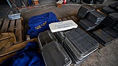 Dobrovolníci vyrábjí neprstelné vesty ve firm Palianycja v Záporoí (8....
