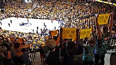 Fanouci Memphisu podporují svj tým v zápase s Golden State.