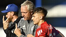 Olomoucký trenér Václav Jílek udílí pokyny mladíkovi tpánu Langerovi.