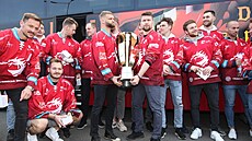 Třinečtí hokejisté absolvovali jízdu s mistrovským pohárem.