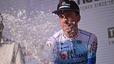 Britský cyklista Simon Yates slaví triumf v asovce na Giru.