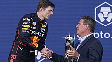 Max Verstappen z Red Bullu dostává pohár pro vítze premiérové Velké ceny Miami...