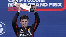 Max Verstappen z Red Bullu s pohárem pro vítze premiérové Velké ceny Miami F1.