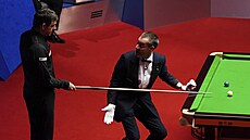 Ronnie O'Sullivan (vlevo) a rozhod�í Olivier Marteel