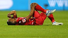 Nathan de Medina z Bielefeldu se drí za hole.