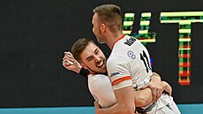 Martin Fi�er (vlevo) a Luká� Va�ina z Karlovarska se radují z výhry.
