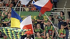 Fanouci polského klubu Jastrzbski Wgiel pi zápasech mávají i eskou...