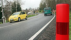 Obyvatel�m Zlaté Ole�nice schází chodník podél ru�né silnice I/16 sm�rem na...