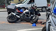 Nehoda osobního auta a motorky ve Vídeské ulici ve Vestci. (6. kvtna 2022)