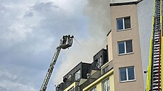 Hasii zasahují u poáru bytu na praském Chodov, který se rozíil i do...