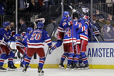 Postupová radost hokejist New York Rangers.