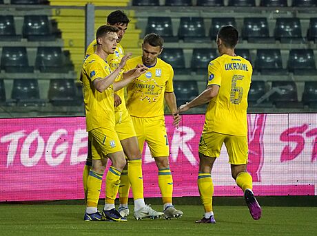 Ukrajintí fotbalisté oslavují gól proti Empoli.