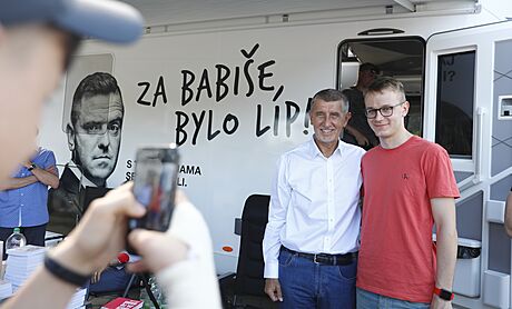 Fotogalerie: Andrej Babiš se s voliči setkal v Břeclavi. (16. května 2022)