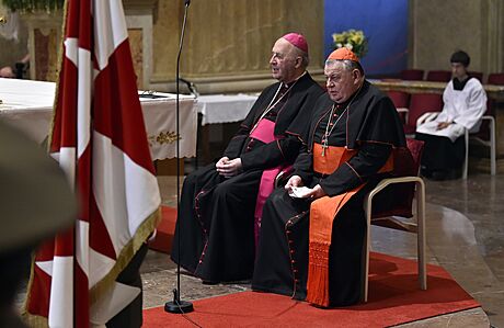 Olomoucký arcibiskup Jan Graubner (vlevo) a kardinál Dominik Duka pi modlitb...