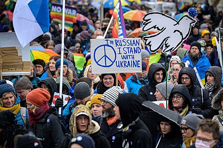 výcai v Bernu protestují proti Putinov válce.