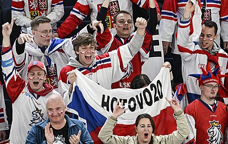 etí fanouci se na hokejovém ampionátu v Tampere náramn bavili.
