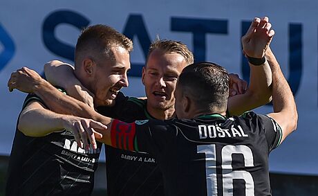 Fotbalisté Bohemians (zleva) Roman Kvt, Jan Chramosta a Martin Dostál  se...