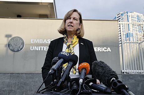 Americká chargé daffaires Kristina Kvienová ped ambasádou v Kyjev.