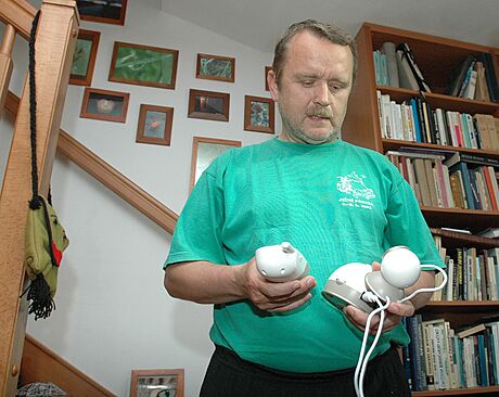 Eduard Trdý na snímku z roku 2007 s elektronickou chvikou, která rozjela...