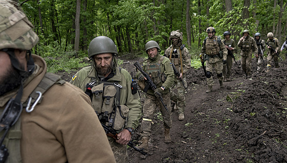 Ukrajintí vojáci na hlídce severn od Charkova (15. kvtna 2022) 