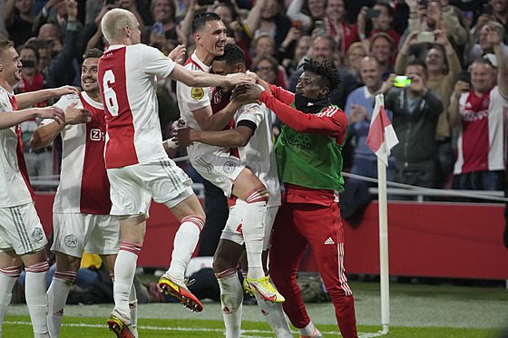 Fotbalisté Ajaxu oslavují jeden z pti gól do sít Heerenveenu.