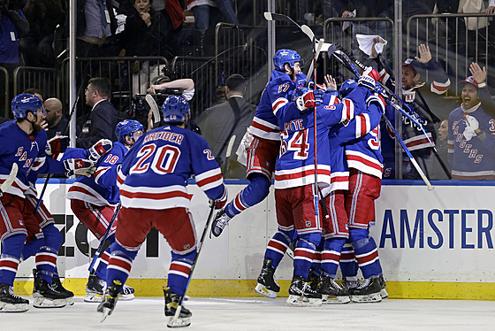 Postupová radost hokejistů New York Rangers.
