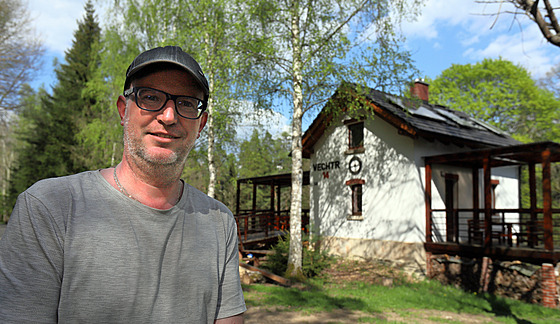 Petr Veleba před lety koupil bývalý strážní domek a opravil ho. Dnes slouží u...