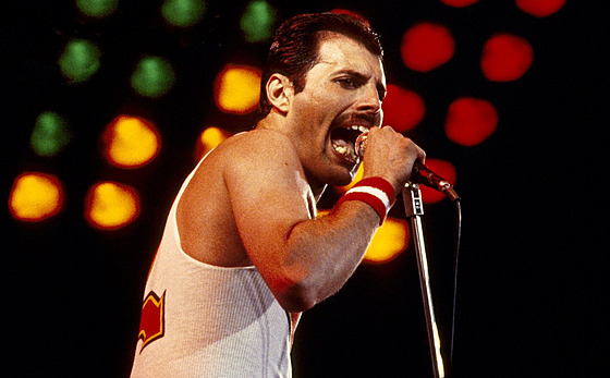 Freddie Mercury s kapelou Queen pi koncertu v Milton Keynes Bowl v Anglii