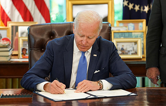 Americký prezident Joe Biden podepsal zákon lend-lease, který umožní urychlit a...