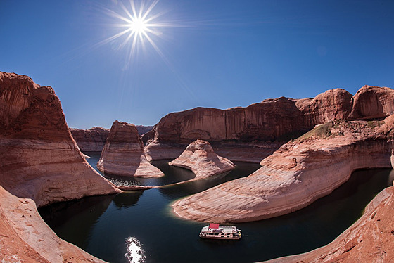 Lake Powell psobí v poutní krajin jiního Utahu a severní Arizony...