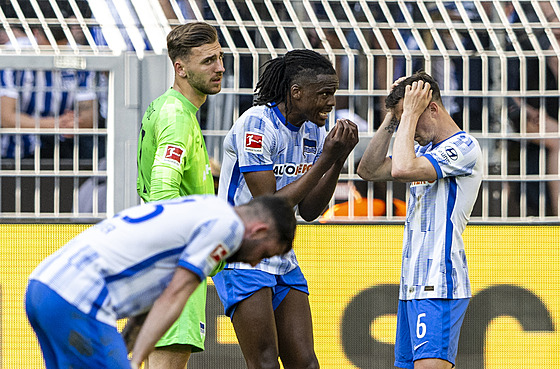 Fotbalisté Herthy Berlín po prohraném zápase s Dortmundem.