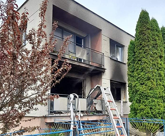 Po výbuchu v rodinném dom v Lipníku nad Bevou zaalo hoet v pízemí. Hasii...