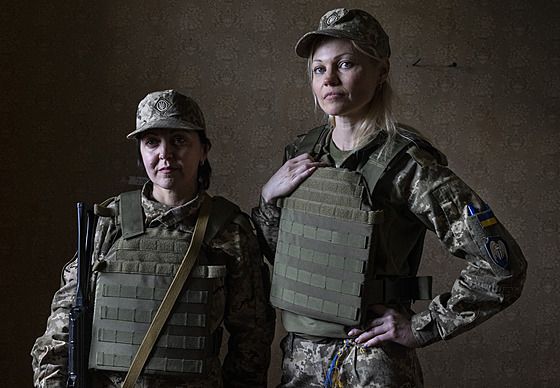 Ukrajinské psycholoky Elmira Kiselová a Olesja Mosejková pomáhají vojákm na...