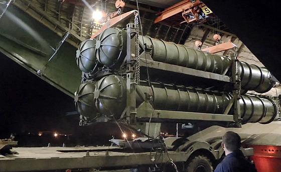 Členové ruského vojenského personálu vykládají raketové systémy protivzdušné...