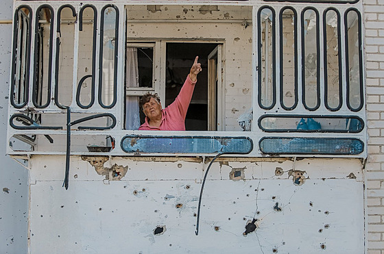 Seniorka v ukrajinské Buči ukazuje, jak Rusové zničili její dům. (10. května...