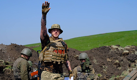 Ukrajintí vojáci s novými houfnicemi (14. kvtna 2022).