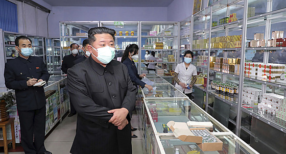 Kim ong-un na návtv lékárny v Pchjongjangu (15. kvtna 2022)