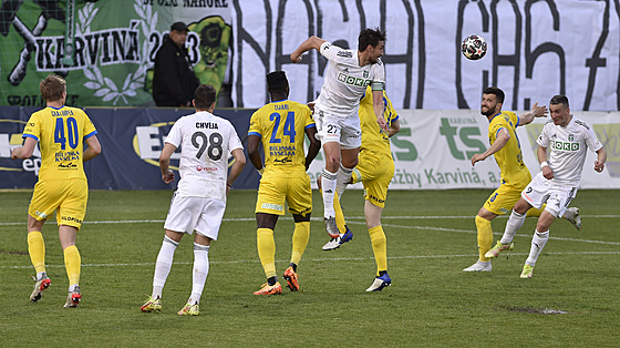 Situace ped teplickou brankou. Nejvýe ve výskoku je Michal Papadopulos z...