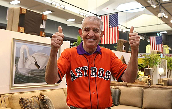 Jim McIngvale v triku Houstonu Astros, baseballového týmu, na který vsadil...