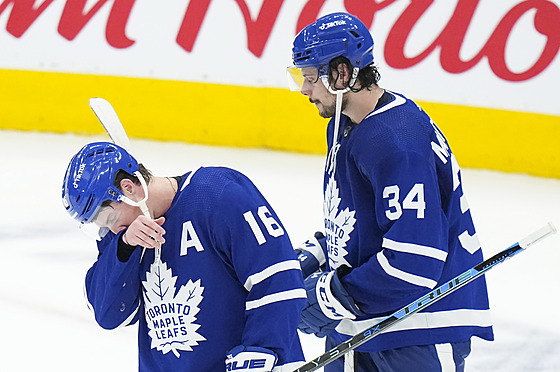 Zklamaní Mitch Marner a Auston Matthews.