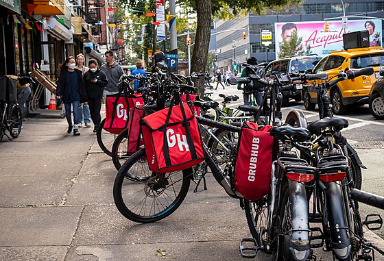 Bicykly kurýr spolenosti Grubhub v centru New York City (18. íjna 2021)