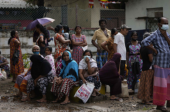 Lidé ekají ve srílanském mst Kolombo u benzinové pumpy, aby si mohli koupit...