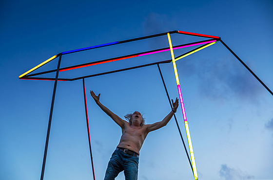 Výtvarník Jií David odhalil v Liberci nový neon s názvem Post Coitum.