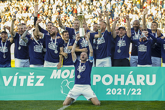 Fotbalisté Slovácka slaví historické vítězství v domácím poháru. Ve finále na...