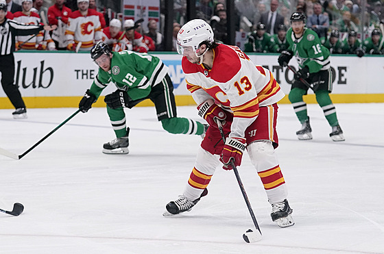 Johnny Gaudreau (v popedí) z Calgary sleduje dní ped sebou, ze strany ho...