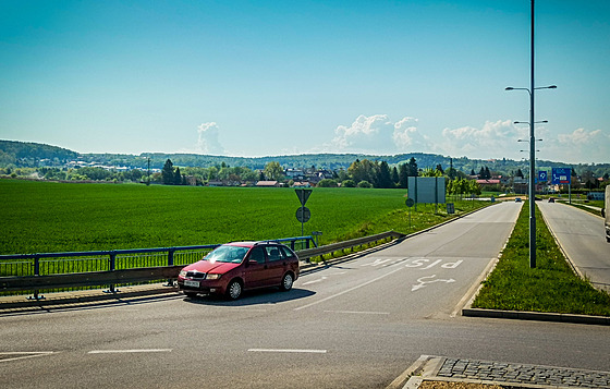 U kiovatky v pozadí bude sjezd z dálnice na zanádraní silnici a vznikne zde...