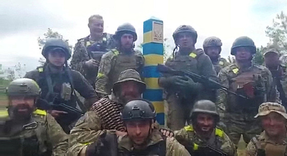 Snímek z videa zachycuje ukrajinské vojáky na ukrajinsko-ruské hranici. (15....